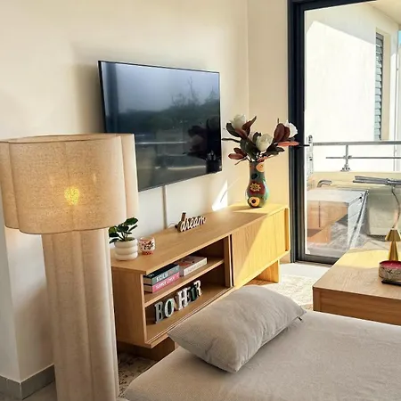 Climatisé Avec Piscine Et Sublime Vue Appartement *